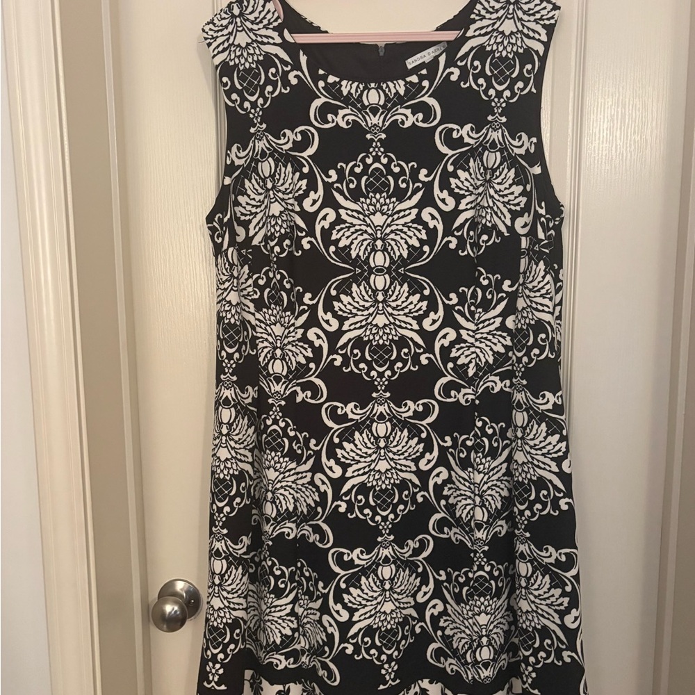 Sandra Darren Black and White Sheath Mini Dress